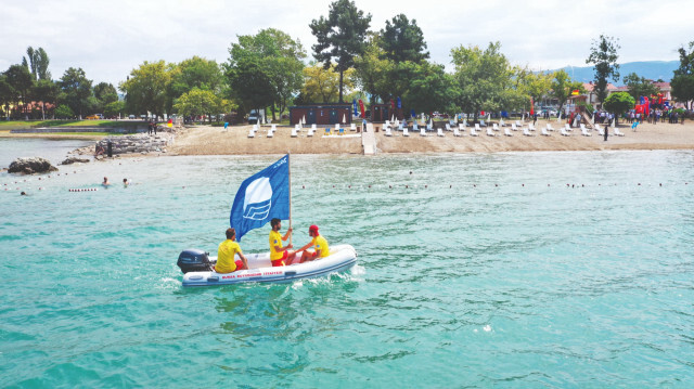İznik İnciraltı Halk Plajı’nda kaliteyi koruyarak yeniden Mavi Bayrak almaya hak kazandı.