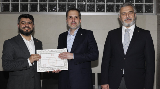 Yeniden Refah Partisi Genel Başkanı Fatih Erbakan mazbatasını aldı.