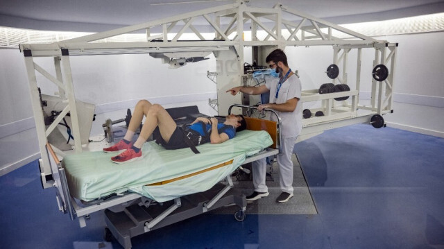 Un volontaire alité à la Clinique Spatiale française (Medes) à Toulouse, lors d'une étude clinique simulant les conséquences de l'apesanteur sur les astronautes dans l'espace. Crédit photo: Lionel BONAVENTURE / AFP