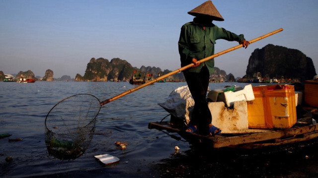 Cette photo montre un ouvrier ramassant des déchets dans la baie d'Ha Long, dans le nord-est du Vietnam. Crédit photo: NAM NGUYEN / AFP