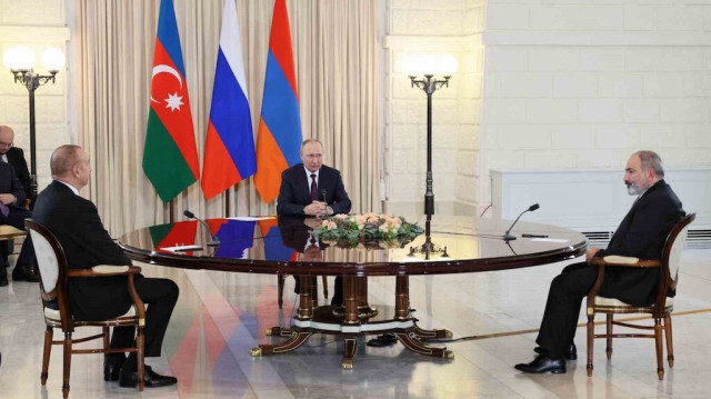 Le Président de la République d'Azerbaïdjan, Ilham Aliyev (G), son homologue russe, Vladimir Poutine (C) et le Premier ministre arménien, Nikol Pashinyan (D). Crédit photo: IHA
