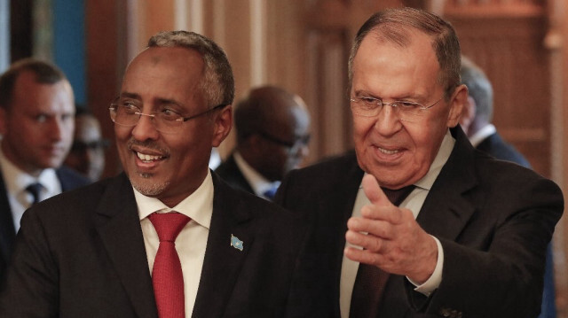 Le ministre russe des Affaires étrangères Sergei Lavrov et son homologue somalien Abshir Omar Jama. Crédit photo: MAXIM SHIPENKOV / POOL / AFP