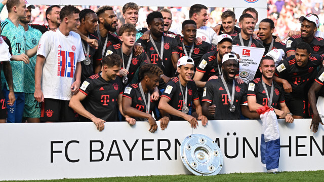 Bayern Münih'li futbolcular maçtan sonra kupalarını kaldırdılar.
