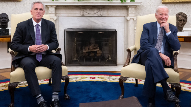 Le Président américain Joe Biden et le président de la Chambre des représentants Kevin McCarthy lors de leur rencontre au sujet du plafond de la dette. Crédit Photo: SAUL LOEB/AFP

