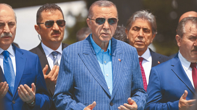 Cumhurbaşkanı Erdoğan, Adnan Menderes’in kabrini ziyaret etti.