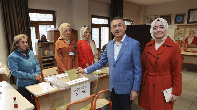 Cumhurbaşkanı Yardımcısı Fuat Oktay, eşi Hümeyra Şahin Oktay ile oyunu kullandı.