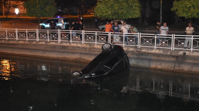 Adana'nın merkez Seyhan ilçesinde otomobilin sulama kanalına düşmesi sonucu 1 kişi öldü, 1 kişi yaralandı.
