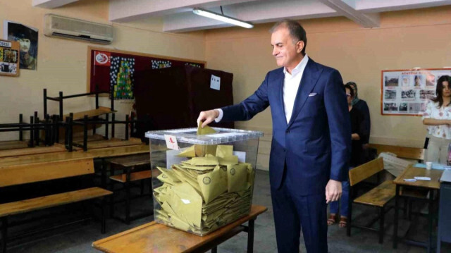 AK Parti Sözcüsü Ömer Çelik, ikinci tur seçimleri için Adana'da oyunu kullandı.