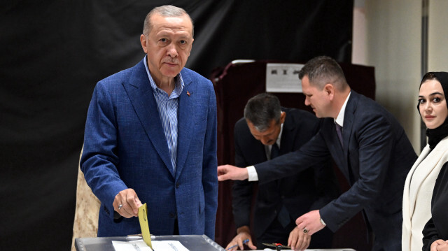 Cumhurbaşkanı Erdoğan, Üsküdar Kısıklı'daki konutundan Saffet Çebi Ortaokulu'na gelerek seçimin ikinci turu için oyunu kullandı.