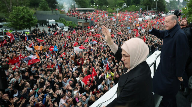 Le Président de la république de Türkiye, Recep Tayyip Erdogan et son épouse, Emine Erdogan, saluent la foule venue l'acclamer. Crédit photo: AGENCE ANADOLU
