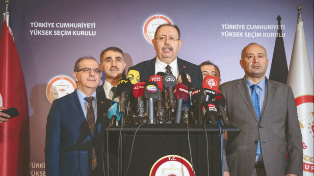 Yüksek Seçim Kurulu Başkanı Ahmet Yener, ikinci tur cumhurbaşkanı geçici seçim sonuçları için saat 22.36’da kameraların karşısına geçti.