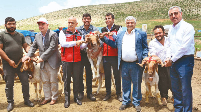 Tarım ve Orman Bakanı Vahit Kirişci, depremde hayvanları telef olan yetiştiricilere küçükbaş hayvanların teslim programına katıldı.