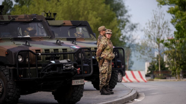 Les soldats de l'OTAN montent la garde dans la ville de Mitrovica le 29 mai 2023, alors que les Serbes protestent contre la désignation de maires d'origine albanaise. Crédit photo: ARMEND NIMANI / AFP