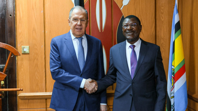 Le ministre des Affaires étrangères de la Fédération de Russie, Sergueï Lavrov (G) et le Président de la République du Kenya, William Ruto (D). Crédit photo: HANDOUT / RUSSIAN FOREIGN MINISTRY / AFP