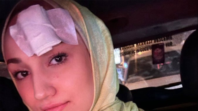İzmir'de seçim kutlamalarına çıkan genç bir kız muhaliflerin taşlı saldırısına uğradı.