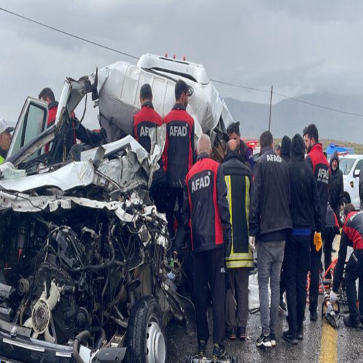 Sivas'ta TIR ve yolcu minibüsü çarpıştı: Ölü ve yaralılar var