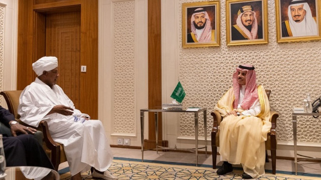 Le ministre saoudien des Affaires étrangères, Faisal bin Farhan Al Saud et le général Abdel Fattah al-Burhan. Crédit photo: AA