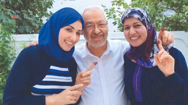 Dr. Yusra Ghannouchi pose aux côtés de son père Rached Ghannouchi.