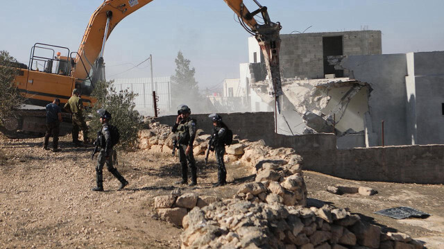 İsrail Batı Şeria ve Doğu Kudüs'te Filistinlilere ait 3 binayı yıktı.