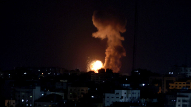 İsrail savaş uçakları, abluka altındaki Gazze Şeridi'nin Gazze kentine hava saldırısı düzenledi. Saldırı sonucu bölgeden alev ve dumanlar yükseldi.
