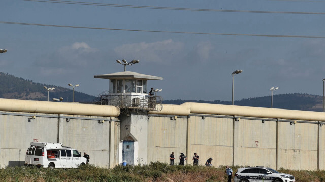 İsrail hapishanesindeki Filistinli tutuklular iki cezaevi polisini rehin aldı.