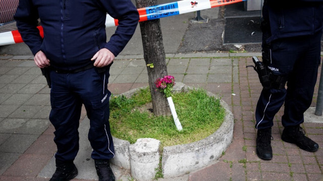 Des fleurs sont déposées pour les victimes, après une fusillade dans une école à Belgrade en Serbie. Crédit photo: OLIVER BUNIC / AFP