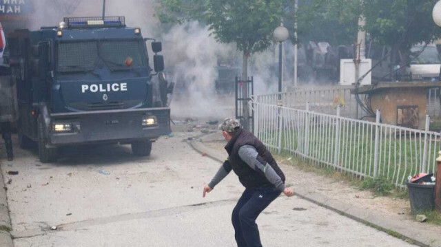 La police anti-émeute du Kosovo et la police militaire de la KFOR (Mission militaire internationale au Kosovo) sécurisent l'accès à un bâtiment municipal à Zvecan , le 29 mai 2023. Crédit photo: AGENCE ANADOLU