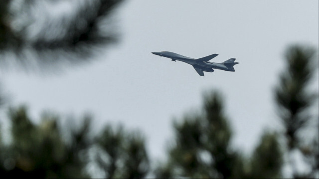 İki bombardıman uçağı, Bosna Hersek'in diğer kentlerinde de uçuşlarını sürdürecek.