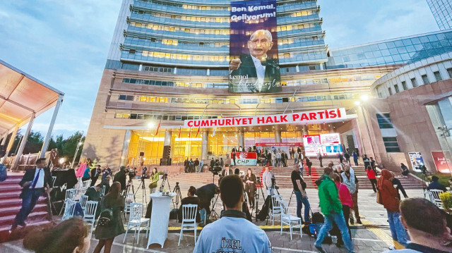Seçim akşamı CHP Genel Merkezi’nin önü boş kaldı. Sonuçların netleşmesiyle birlikte parti binası önüne gelen bir grup “Kılıçdaroğlu istifa” sloganları attı.