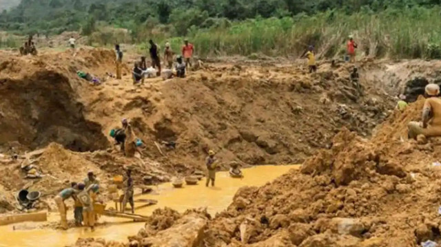 Gana'da onlarca kaçak madenci altın madeninde mahsur kaldı