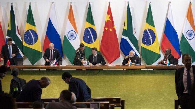 Le président chinois Xi Jinping, le président russe Vladimir Poutine, l'ancien président brésilien Jair Bolsonaro (C), le Premier ministre indien Narendra Modi et le président sud-africain Cyril Ramaphosa lors du sommet des BRICS. Crédit Photo: Pavel Golovkin / PISCINE / AFP