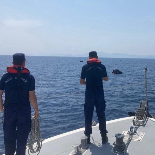 Aydın açıklarında Türk kara sularına itilen 84 düzensiz göçmen kurtarıldı