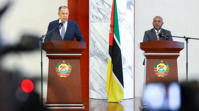 Le Ministre des Affaires étrangères de la Fédération de Russie, Sergueï Lavrov (G) et le Ministre des Travaux publics, du Logement et des Ressources en eau du Mozambique, Carlos Alberto Fortes Mesquita (D) lors d'une conférence de presse à Maputo le 31 mai 2023. Crédit photo: HANDOUT / RUSSIAN FOREIGN MINISTRY / AFP
