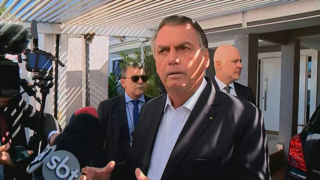 L'ex-président brésilien, Jair Bolsonaro, confirme que la police a perquisitionné son domicile, à Brasilia au Brésil, le 3 mai 2023. Crédit photo: SBT / AFP