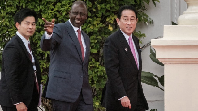 Le Premier ministre japonais Fumio Kishida (D) et le Président kenyan, William Ruto (G). Crédit Photo: Yasuyoshi CHIBA / AFP