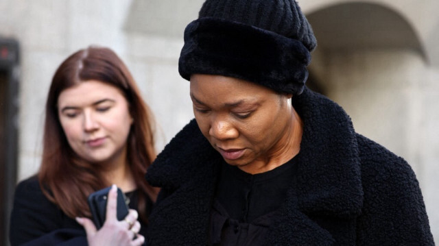 Beatrice Ekweremadu (à droite), épouse de l'ancien vice-président du sénat du Nigeria, Ike Ekweremadu, quitte l'Old Bailey, la Cour pénale centrale de Londres. Crédit Photo: Adrian DENNIS / AFP