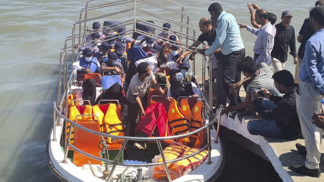 Une délégation de Rohingyas monte à bord d'un bateau afin de se rendre dans le district frontalier de Maungdow, au Myanmar. Crédit photo: AFP
