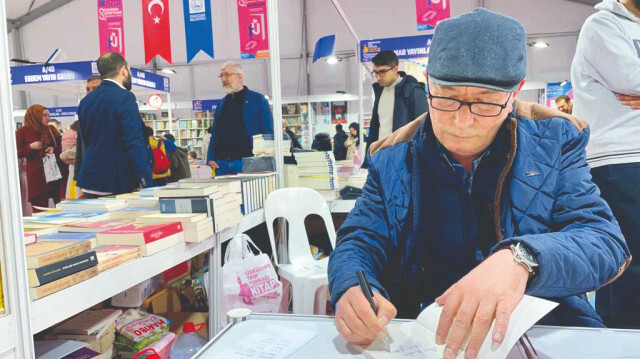 Mehmet Şeker, Üsküdar Kitap Fuarı’nda okuyucularıyla buluştu.