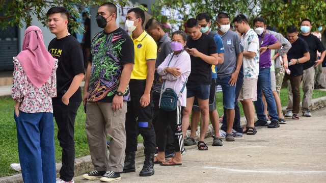 La queue ce matin en Thaïlande pour le vote anticipé. Crédit Photo: Madaree TOHLALA / AFP

