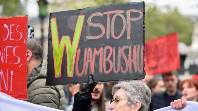 Une pancarte "Stop Wuambushu" lors d'une manifestation contre la proposition législative sur l'asile et l'immigration. Crédit Photo: Alain JOCARD / AFP