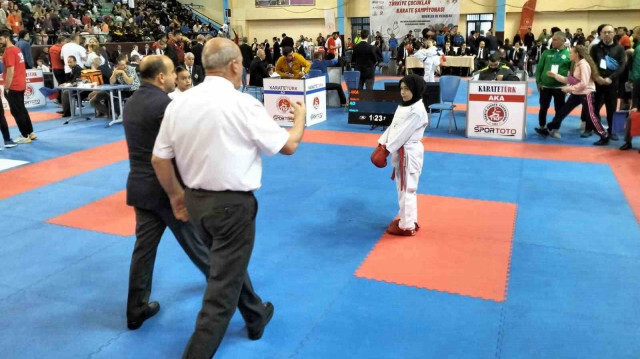 Denizli'de düzenlenen şampiyonada 10 yaşındaki Melike Yaren Arsu, başörtüsü nedeniyle müsabakadan men edildi.
