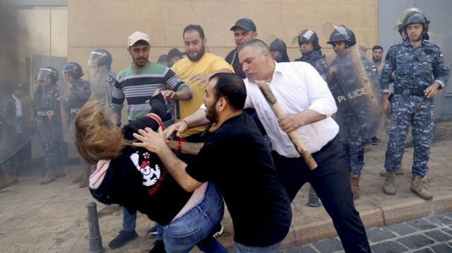 Des manifestants libanais affrontent les gardes d'une banque à Beyrouth au Liban. Crédit photo: ANWAR AMRO / AFP