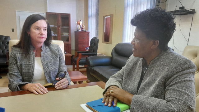 La ministre des Affaires étrangères par intérim du Zimbabwe, Rofina Chikava et la chargée d'affaires américaine, Elaine French. Crédit Photo: @MoFA_ZW/Twitter du Ministère des Affaires étrangères et du Commerce Intérieur du Zimbabwe