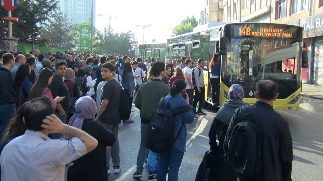 Arıza sonrası otobüs durağında yoğunluk oluştu