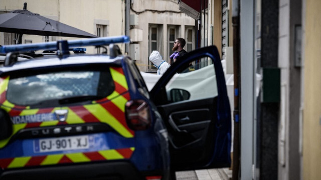 Les gendarmes français et les experts travaillent devant un café où un suspect a déclenché une fusillade, à Nantua, dans le centre-est de la France, le 1er juin 2023. Crédit photo: JEFF PACHOUD / AFP
