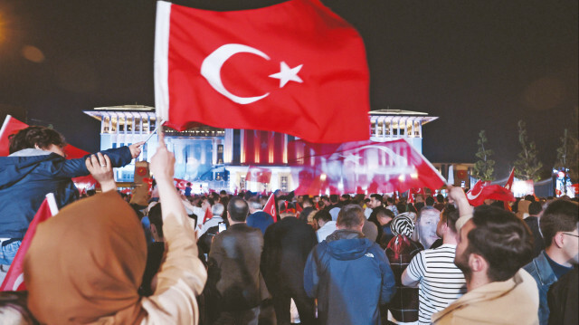 Beştepe'de vatandaşlar Erdoğan'ın zaferini kutladı. 