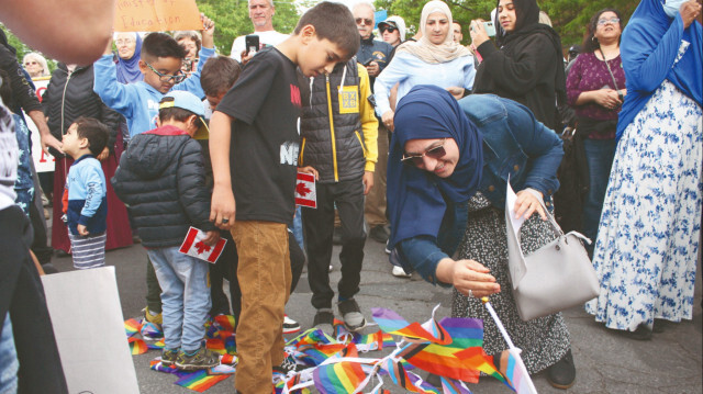 Joe Biden'in LGBT'ye destek açıklamalarının ardından Kanada'da Müslüman ve Hristiyan aileler sokağa döküldü. 