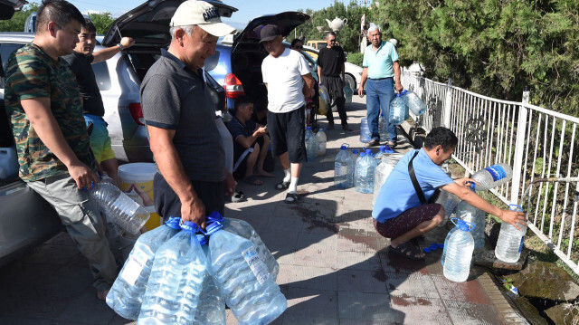 Des Kirghizes recueillant de l'eau d'une source artésienne dans une mosquée près du district d'Archa-Beshik, dans la capitale Bichkek, le 8 juin 2023. Crédit Photo: VYACHESLAV OSELEDKO / AFP

