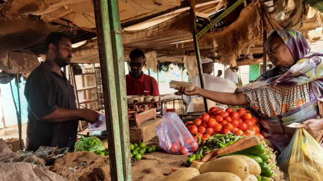 Une femme achète des légumes sur un marché de Khartoum, aujourd'hui, grâce à la trêve de 24 heures. Crédit Photo: AFP