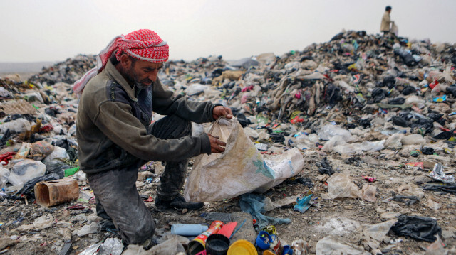 Mohammed Behlal, 39 ans, fouille les ordures à la recherche d'articles en plastique à vendre, dans une décharge près du village de Hazreh, dans la province syrienne d'Idlib, au nord-ouest du pays, le 3 juin 2023. Crédit Photo: Aaref WATAD / AFP

